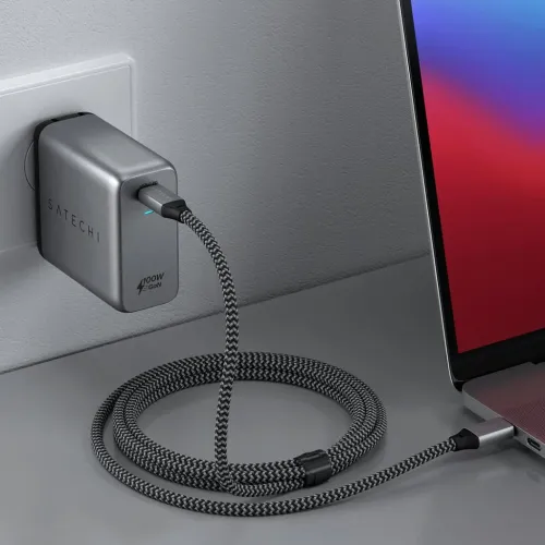 Satechi 100 W GaN PD USB-C-seinälaturi antaa virtaa kannettavalle tietokoneelle punotulla kaapelilla