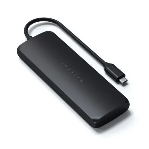 Satechi USB-C Hybrid Hub i svart, vinklet ovenfra, med integrert kort kabel og USB-C-kontakt, toppside og avrundede kanter.