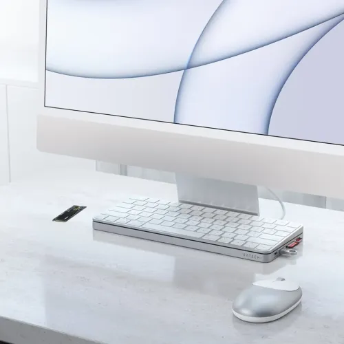 Satechi USB-C Slim Dock i sølv under et 24-tommers iMac-tastatur med porte og adgang til lager