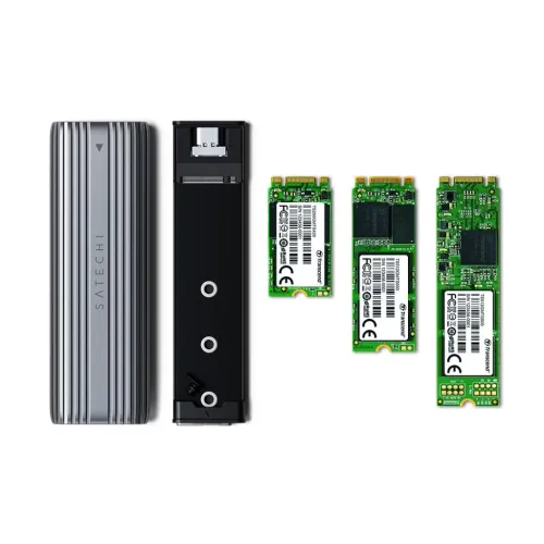 USB-C M.2 SSD-kabinett med løsrevet skall og innsats med skruefester, ved siden av tre M.2-kort i forskjellige lengder, riflet deksel.