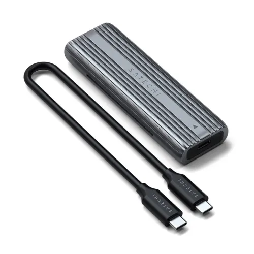 Satechi USB-C SSD-kabinett i riflet metall med synlig USB-C-port, vist med to svarte USB-C-kabler liggende ved siden av.