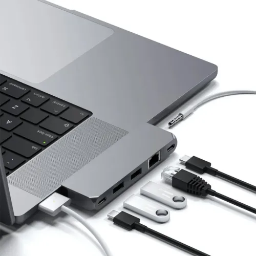 Satechi Pro Hub Mini adapteris, kas savienots ar MacBook Pro, ar USB-C, diviem USB-A, Ethernet un austiņu ligzdiem gar malu.