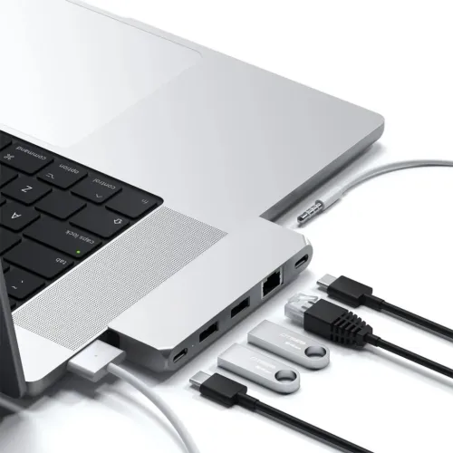 Satechi Pro Hub Mini connected to MacBook, silver, with USB-C, two USB-A, Ethernet and 3.5mm jacks; cables and memories adjacent.