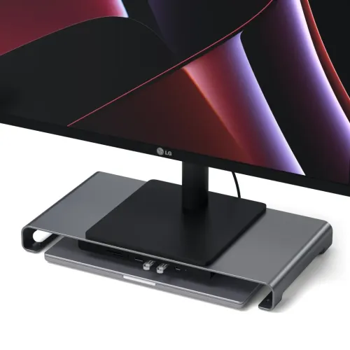 USB-C monitorstativ med inbyggd hub i aluminium, lågprofil, frontportar för SD/microSD, USB-A/C och 3,5 mm, skärm ovanpå.