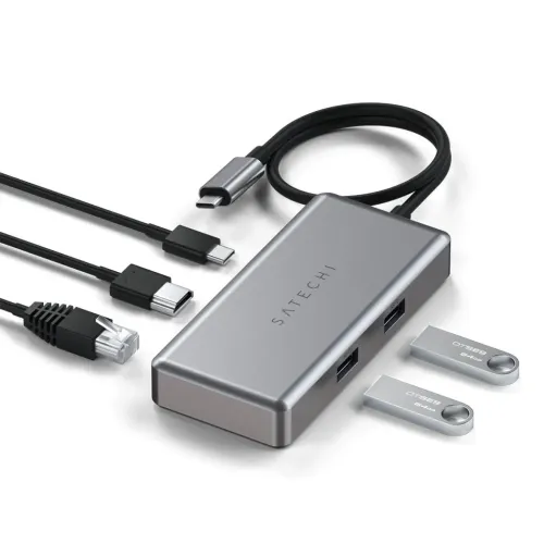 USB-C multiport-adapter i space grey med USB-C-kabel og USB-A-porte, ved siden af HDMI- og netværkskabel og to USB-flashdrev.