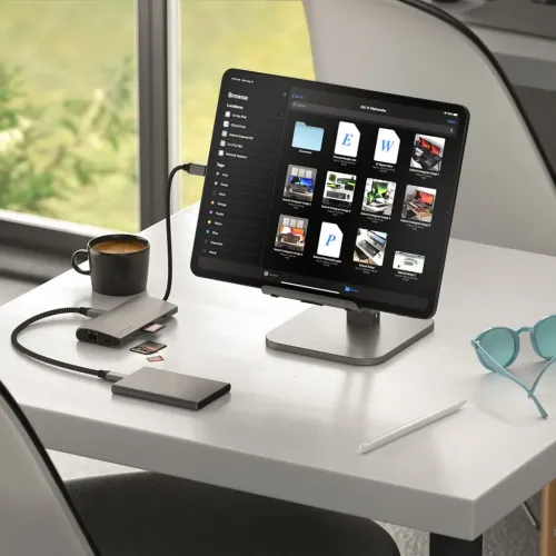 USB-C-multiportadapter i rumgrå aluminium med HDMI, USB-C, USB-A og SD/microSD, tilsluttet tablet på skrivebordet.