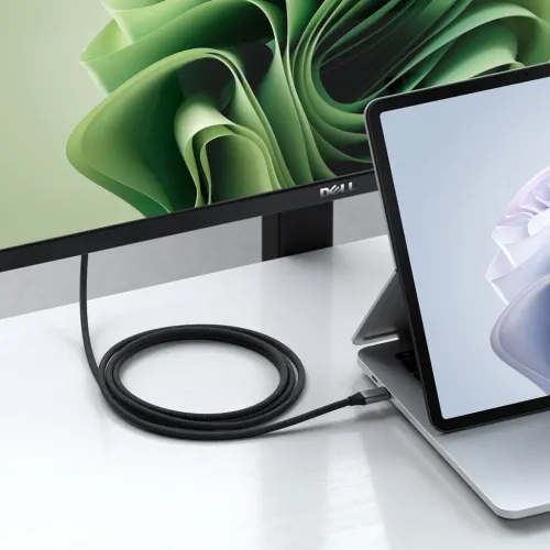 Satechi USB-C til HDMI 2.1 flettet kabel, der forbinder en bærbar computer med en Dell-skærm på et skrivebord.