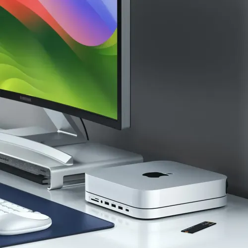 "Mac Mini" skirtas "Satechi" stovas ir šakotuvas, žemo profilio po kompiuteriu, su priekyje sumontuotais SD / microSD, USB-A, USB-C ir ausinių prievadais.