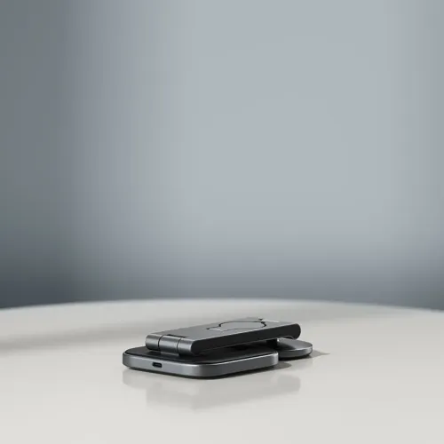 Satechi 3-i-1 sammenleggbart ladestativ i mørkegrått på et bord, med USB-C-port, hengsler og innfelt klokkepuck.