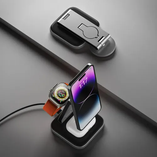 Satechi 3-i-1 sammenleggbart ladestativ med telefonen oppreist, klokke på sidepucken og hodetelefonveske på basen; sammenfoldet bak.