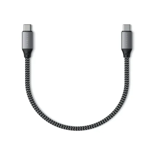 Satechi USB-C til USB-C-kabel med kort, flettet ledning, grå metallkappe og svarte strekkavlastninger, buet mot hvit bakgrunn.