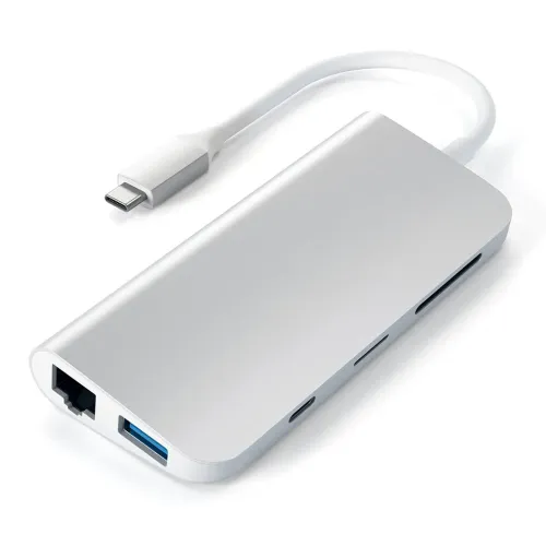 USB-C multimediaadapter i silver med integrerad kabel och portar: RJ45, USB‑A, två USB‑C samt SD- och microSD-kortplatser.