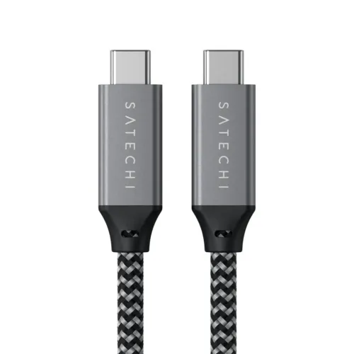 USB-C ja USB-C vaheline kaabel, millel on kaks halli metallist pistikut, millel on märge SATECHI, ja mustahall punutud kaabel, millel on pildil üks otsapaar.