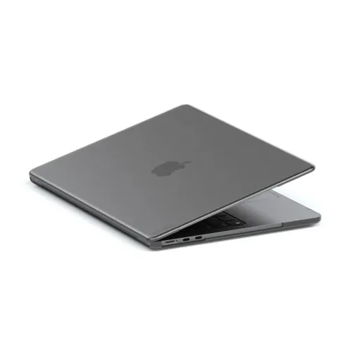 Satechi Eco Hardshell Case für MacBook Air M2 in Dunkelgrau, gezeigt auf einem geschlossenen Laptop mit matter Oberfläche
