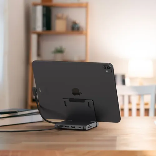Satechi OntheGo salokāms Stand Hub, kas tur iPad, ar USB-C un HDMI pieslēgvietām uz koka galda