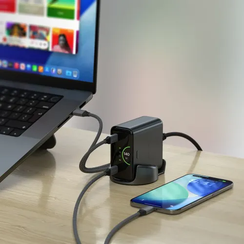 Satechi ChargeView 140W bordoplader med digitalt wattdisplay, stående på skrivebordet med tilsluttede USB-C-kabler.