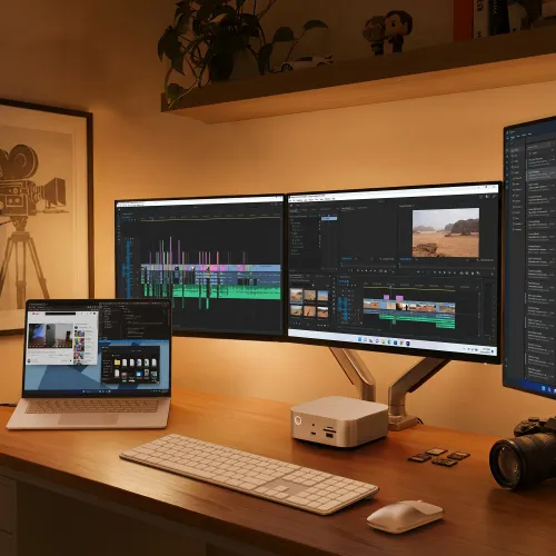 Satechi Thunderbolt 5 CubeDock skrivbordsdocka i silver och vitt med kortplatser, USB-portar och strömknapp.