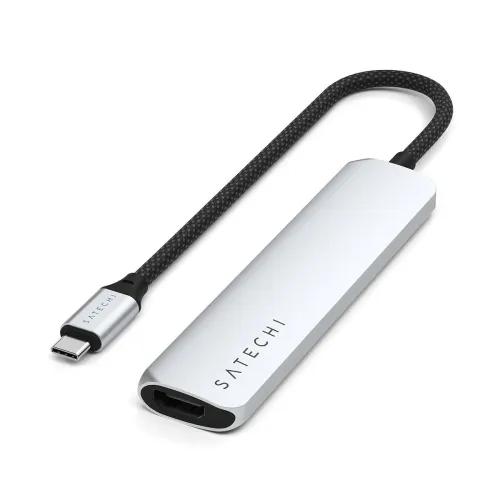 Sidabrinės spalvos "Satechi" USB-C daugiaportis adapteris su plonu stačiakampiu korpusu, pintu kabeliu, USB-C jungtimi ir matomu HDMI prievadu.