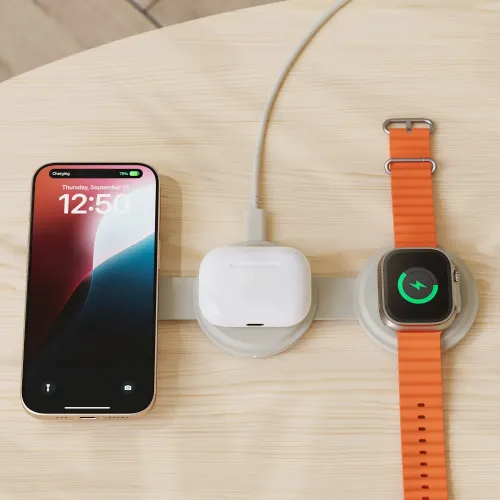 Satechi OntheGo 3-i-1 trådløs oplader med telefon, etui til øretelefoner og Apple Watch på et bord