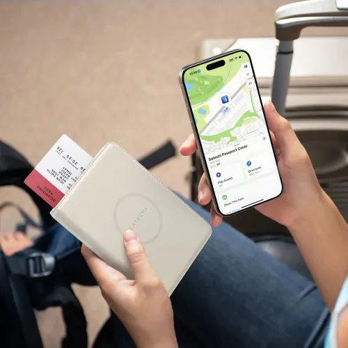 Satechi passfodral i veganskt läder i färgen sand med Find My-spårning, rymmer ett pass och ett boardingkort