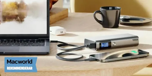 Satechi USB-C mitmepordiline adapter hõbedases värvitoonis, ühendatud sülearvuti ja nutitelefoniga puidust laual