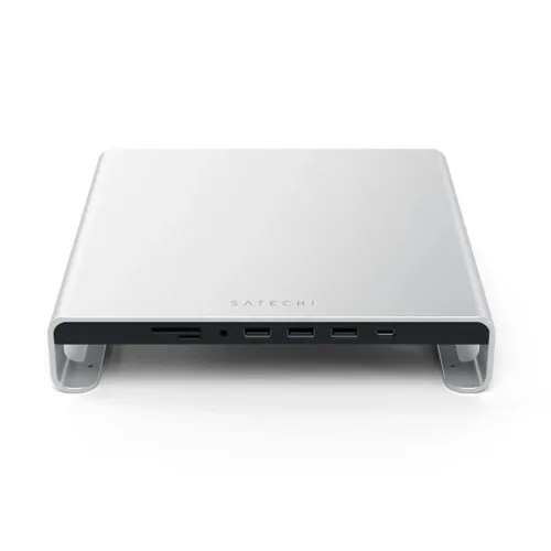 Satechi USB-C-skjermstativhub i sølv med frontmontert SD-kortspor, hodetelefonkontakt, tre USB-A- og én USB-C-port på forsiden.