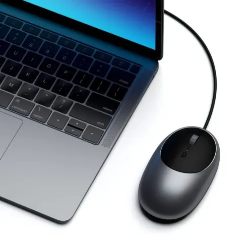 Satechi C1 USB‑C trådbunden mus i rymdgrå ansluten till laptop, oval ambidextrös form med scrollhjul och knapp under hjulet.