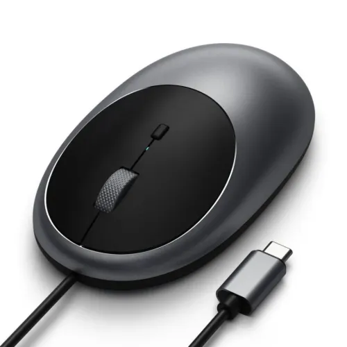 Trådbunden rymdgrå USB-C-mus med oval form, svart topp, räfflat scrollhjul, knapp vid rullhjulet, USB-C-kontakt i förgrunden.
