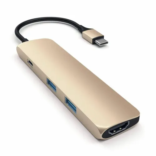 Ohut kultainen USB-C-moniporttisovitin HDMI:llä, kahdella USB-A- ja yhdellä USB-C-portilla, liitetään lyhyellä kaapelilla, jossa on USB-C-liitin, kompakti.