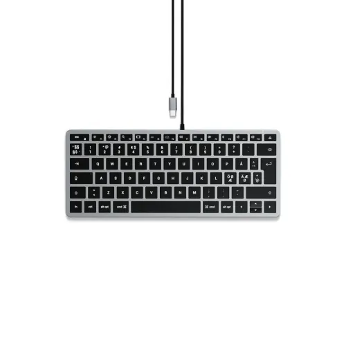 Satechi W1 USB-C -näppäimistö avaruudenharmaana, kompakti pohjoismainen ulkoasu, valaistut näppäimet ja sisäänrakennettu USB-C-kaapeli yläosassa.