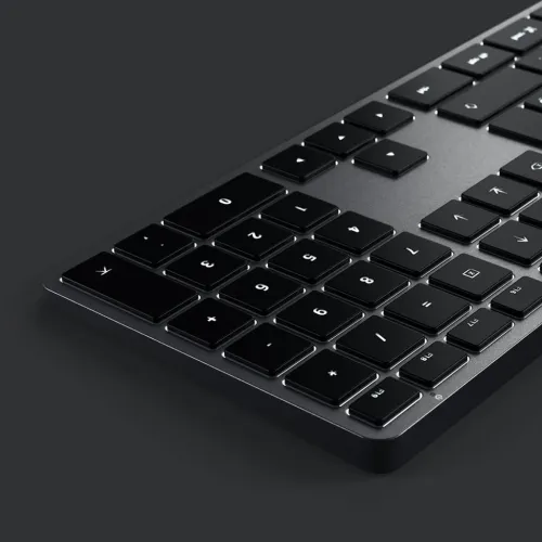 Tangentbord i space gray med numerisk knappsats och piltangenter i närbild, lågprofilstangenter och slimmad aluminiumkant.