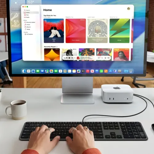 Satechi LX3 Slim USB-C -näppäimistö, jossa on pohjoismainen asettelu ja numeronäppäimistö, pöydällä kirjoittamista varten.