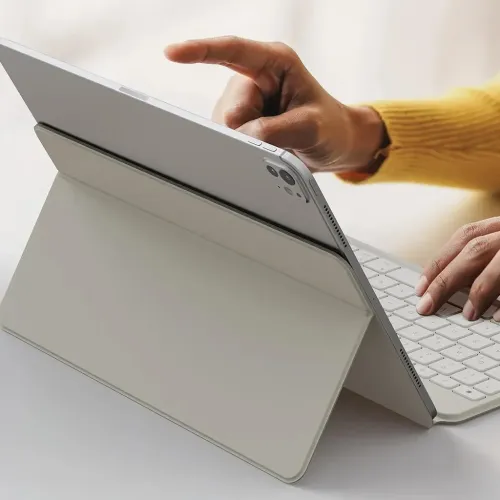 Satechi OntheGo Nordic-tabletetui med tastatur og stander, vist med en tablet i liggende format og hænder, der skriver