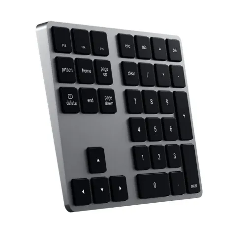 Erdviai pilka aliuminio skaitmeninė klaviatūra su juodais klavišais, rodyklių klavišais ir funkciniais klavišais, parodyta įstrižai.