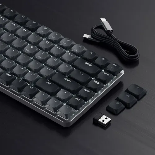 Satechi SM1 mörkgrått slimmat tangentbord med vit bakbelysning, USB-C-kabel, utbytbara alt/win-tangenter och USB-mottagare.