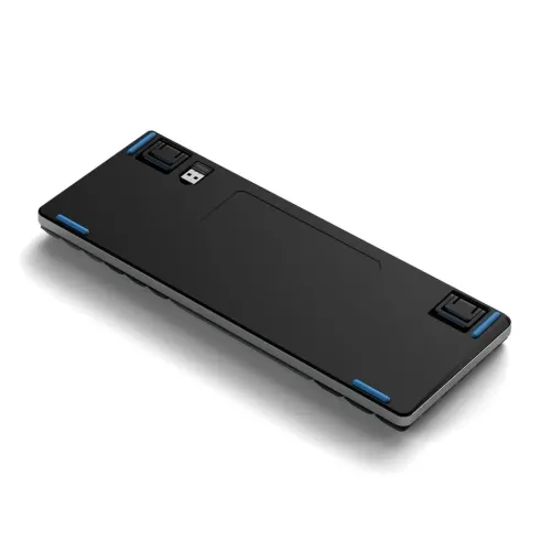 Satechi SM1 mekaniskt tangentbord, undersida med två uppfällbara fötter, blå glidskydd och infälld plats för USB-dongel.
