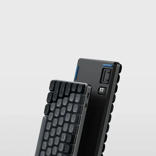 Satechi SM1 Slim mekaniskt tangentbord i mörkgrått, med USB‑C‑port på sidan, undersida med dongelfack och utfällbart stöd.