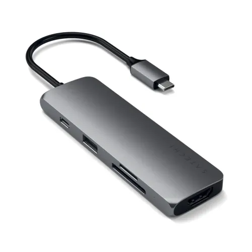 Satechi USB-C multiportadapter i rymdgrått med kort kabel, HDMI-port i änden samt USB-C, USB-A, SD och microSD på sidan.