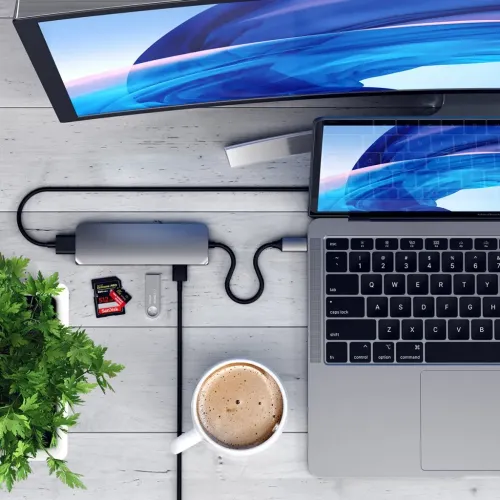 Satechi USB-C Multiport Pro Adapter i space grey koblet til datamaskinen, med HDMI-kabel, USB-A-minnepinne og buet USB-C-kabel her.