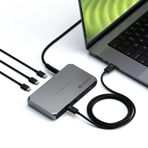 Satechi Thunderbolt 4 Slim Hub Pro i Space Gray, tunn rektangulär hub kopplad till laptop, med USB‑A, tre USB‑C och LED.