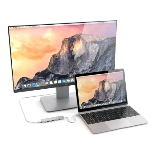 Satechi schlanker USB-C-Multiport-Adapter, verbunden mit einem Laptop und einem Monitor zur Erweiterung um HDMI und USB-A.