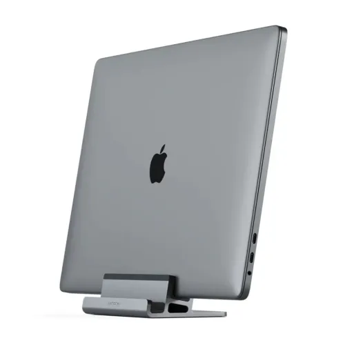 Satechi vertikalt stativ för bärbar dator som håller en MacBook upprätt i rymdgrå aluminium, visat på en vit bakgrund