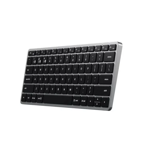 Satechi X1-tastatur i grå metall med svarte lavprofiltaster og Mac-taster (cmd, opt), vist skrått mot en hvit bakgrunn.