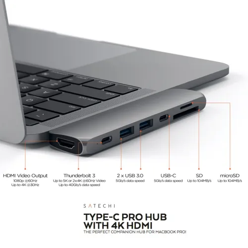 Satechi USB-C Pro Hub i sølv koblet til MacBook, med HDMI, to USB-A, to USB-C, SD og microSD i slank profil ved siden av.