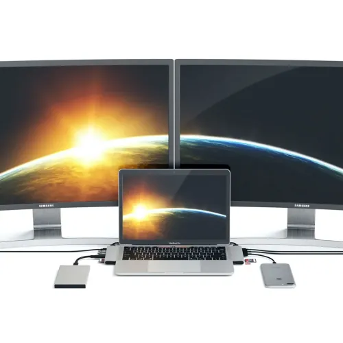 Satechi USB-C Pro Hub-konfiguration med MacBook Pro ansluten till dubbla skärmar mot en vit studiobakgrund.