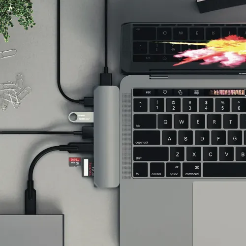 Satechi USB-C Pro Hub tilsluttet en bærbar computer med et USB-flashdrev og et hukommelseskort tilsluttet