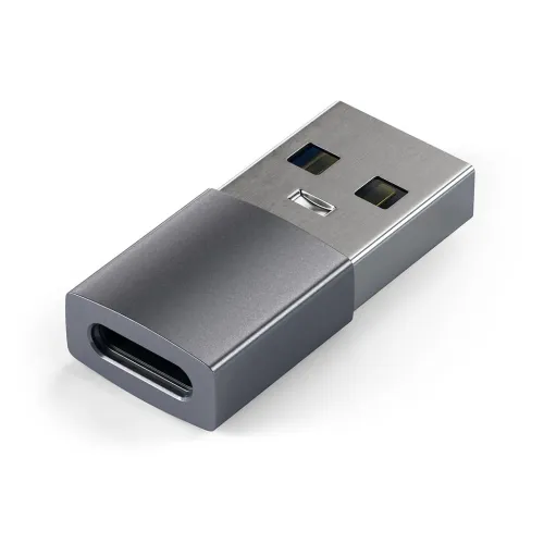 USB-A till USB-C-adapter i rymdgrått, kompakt, med USB-C-hona och USB-A-hane, visad mot vit bakgrund i närbild, vinklad.
