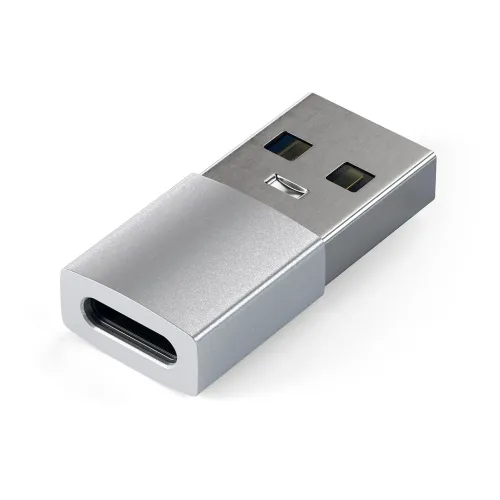 USB-A til USB-C-adapter i sølv, kompakt med USB-C hunn foran og USB-A hann bak, vist i skrå vinkel mot hvit bakgrunn.