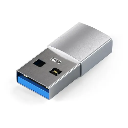 Satechi USB-adapter i sølv, kompakt rektangulær kropp med blå USB-A-kontakt, vist i skrå vinkel mot en ren hvit bakgrunn.