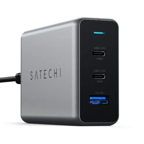 Satechi 100 W GaN-reiselader i romgrått med to USB-C PD-porter, én blå USB-A, indikatorlampe og sidemontert strømkabel.
